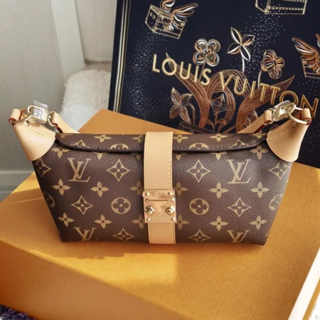 LV Pochette Mia