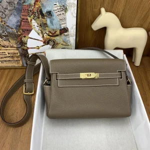 HERMES Kelly 25 Messenger Bag Togo Leather Etoupe Gold Hardware