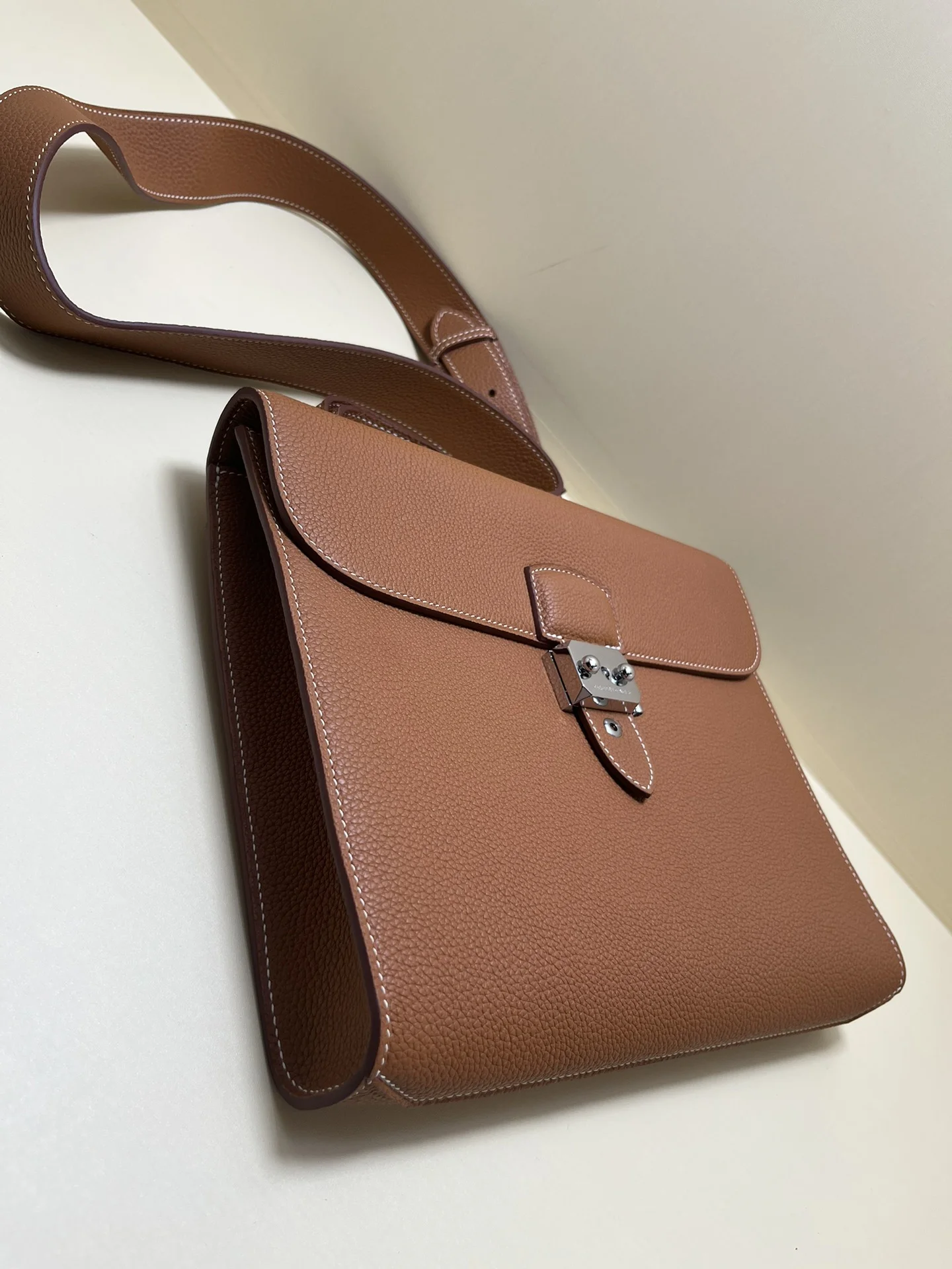 HERMES Leather Bag 28-23-5 - Image 4