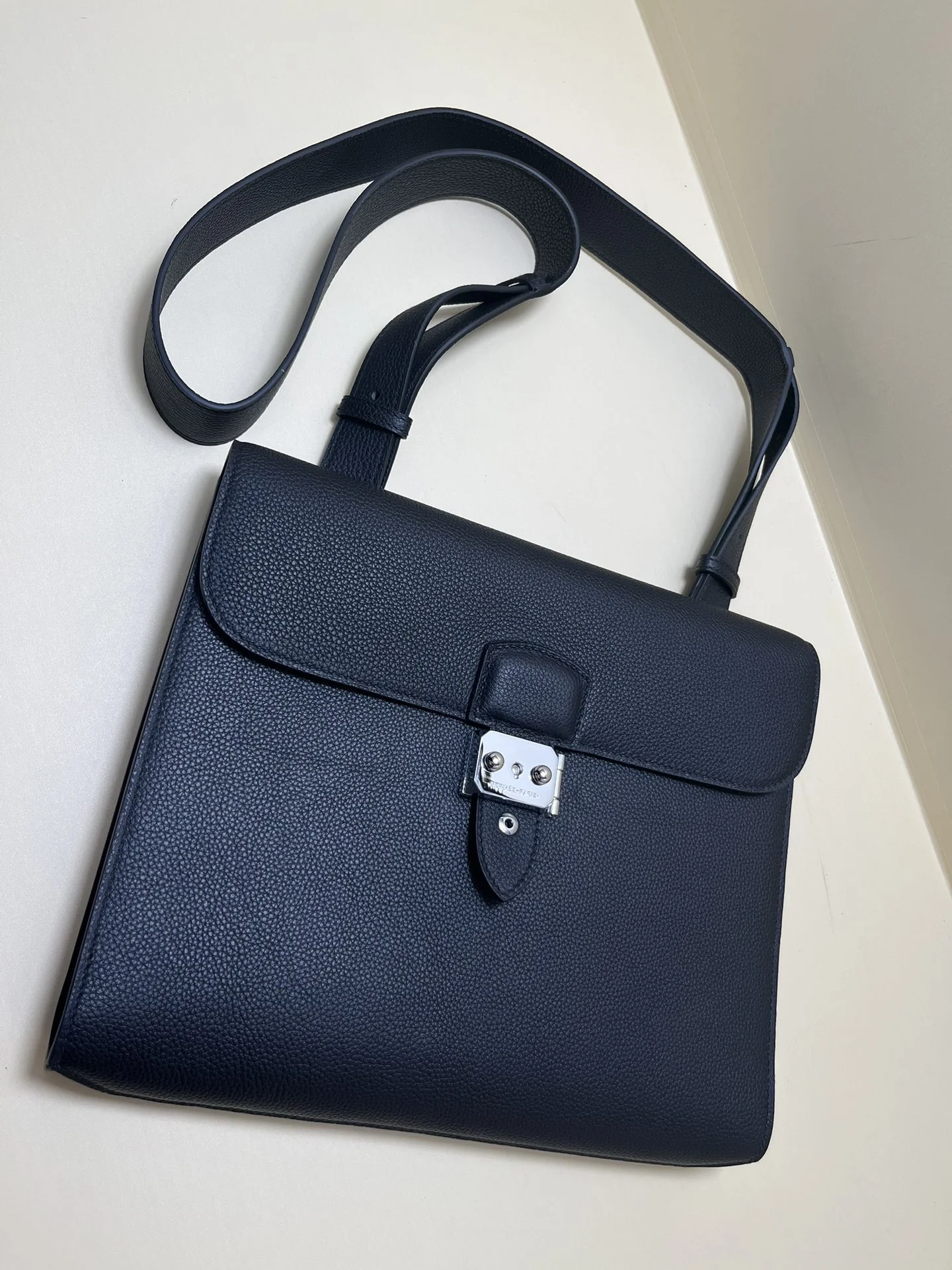 HERMES Leather Bag 28-23-5 - Image 4