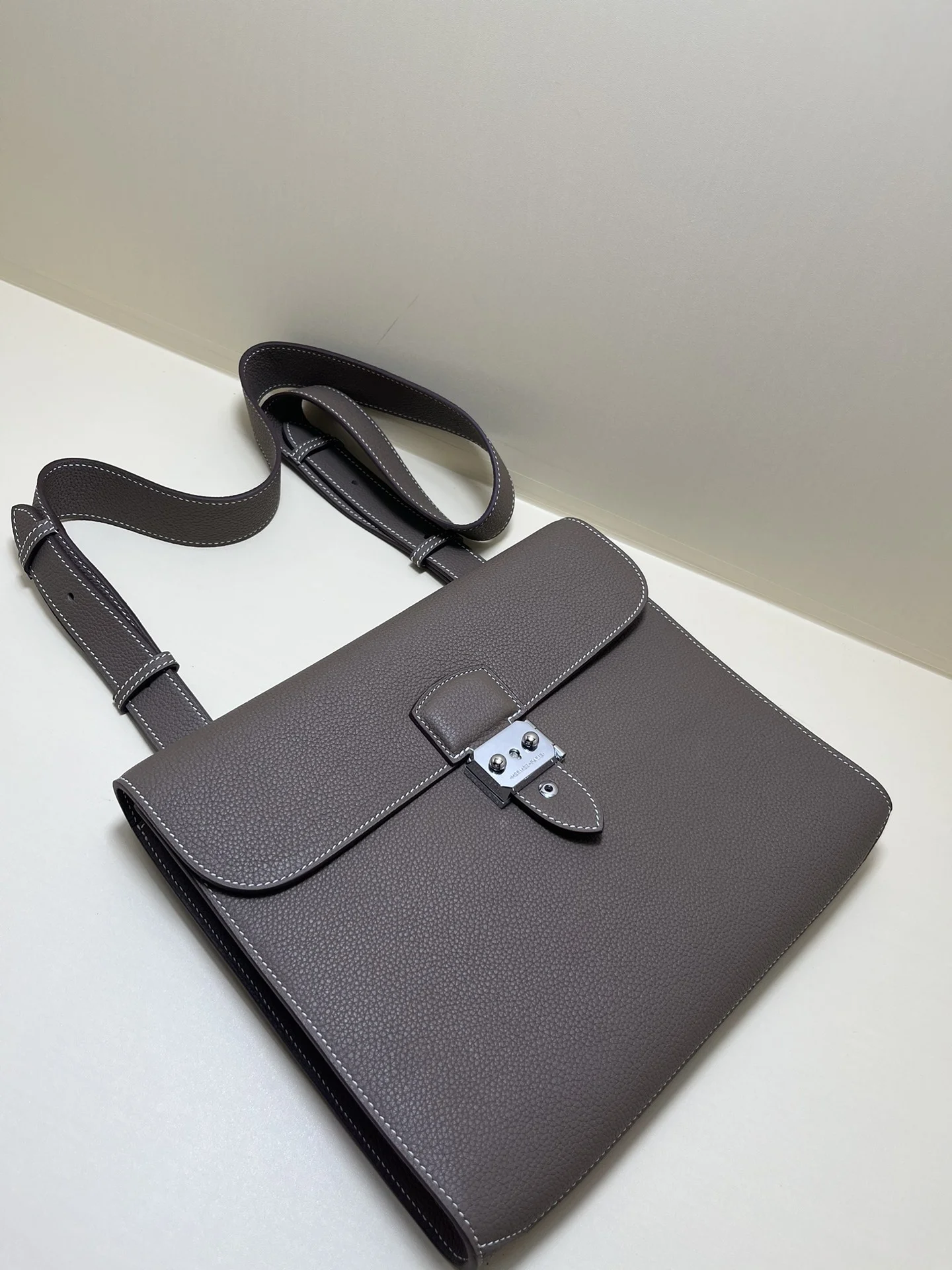 HERMES Leather Bag 28-23-5 - Image 4