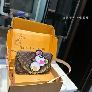 Louis Vuitton Chain Pochette, 27x16 cm