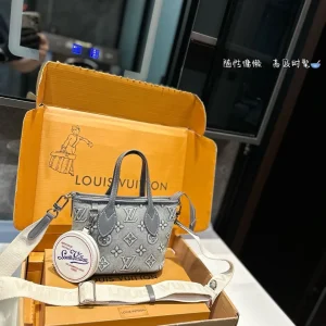 Louis Vuitton Denim Bucket Bag with embroidered strap, 18*9*14cm