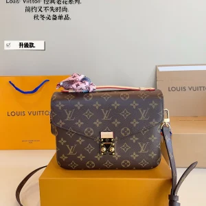 Louis Vuitton Messenger Bag, 24*5*17cm