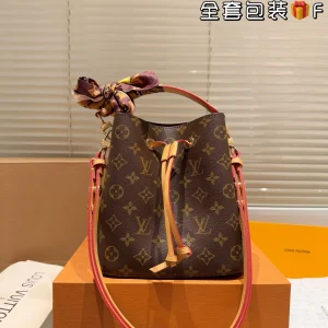 Louis Vuitton NéoNoé Bucket Bag, 20cm