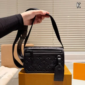 Louis Vuitton District PM Shoulder Bag, 19x11cm