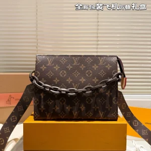 Louis Vuitton Pochette, Monogram, 25-20cm