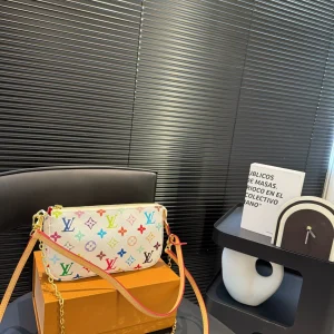 Louis Vuitton Pochette, 22x13cm, Item 1772