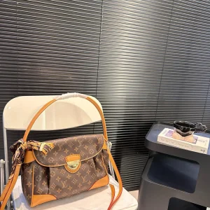 Louis Vuitton Vintage Vernis Underarm Bag, 31x23cm, Item 21156