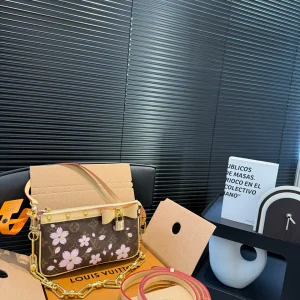 Louis Vuitton Underarm Pochette, 21x12cm, Item 1419466