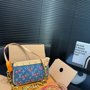 Louis Vuitton Underarm Pochette, 21x12cm, Item 1419466