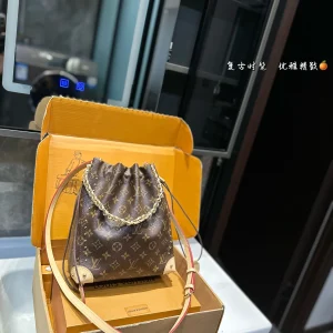 Louis Vuitton NéoNoé Bucket Bag, 2025 Early Spring Show, 23x25cm