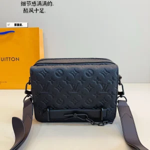 Louis Vuitton Outdoor Messenger Bag, Leather, 24*7*18cm