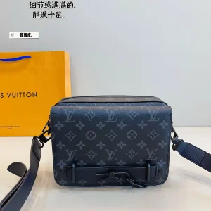 Louis Vuitton Outdoor Messenger Bag, Leather, 24*7*18cm