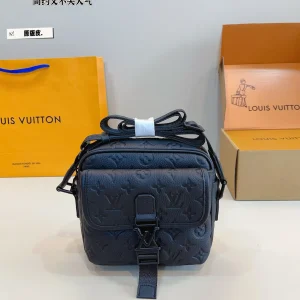 Louis Vuitton Outdoor Messenger Bag, Leather, 19*6*18cm